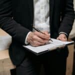 履歷簽署、外勞相關文件，專業人員核檢與簽約流程圖。.