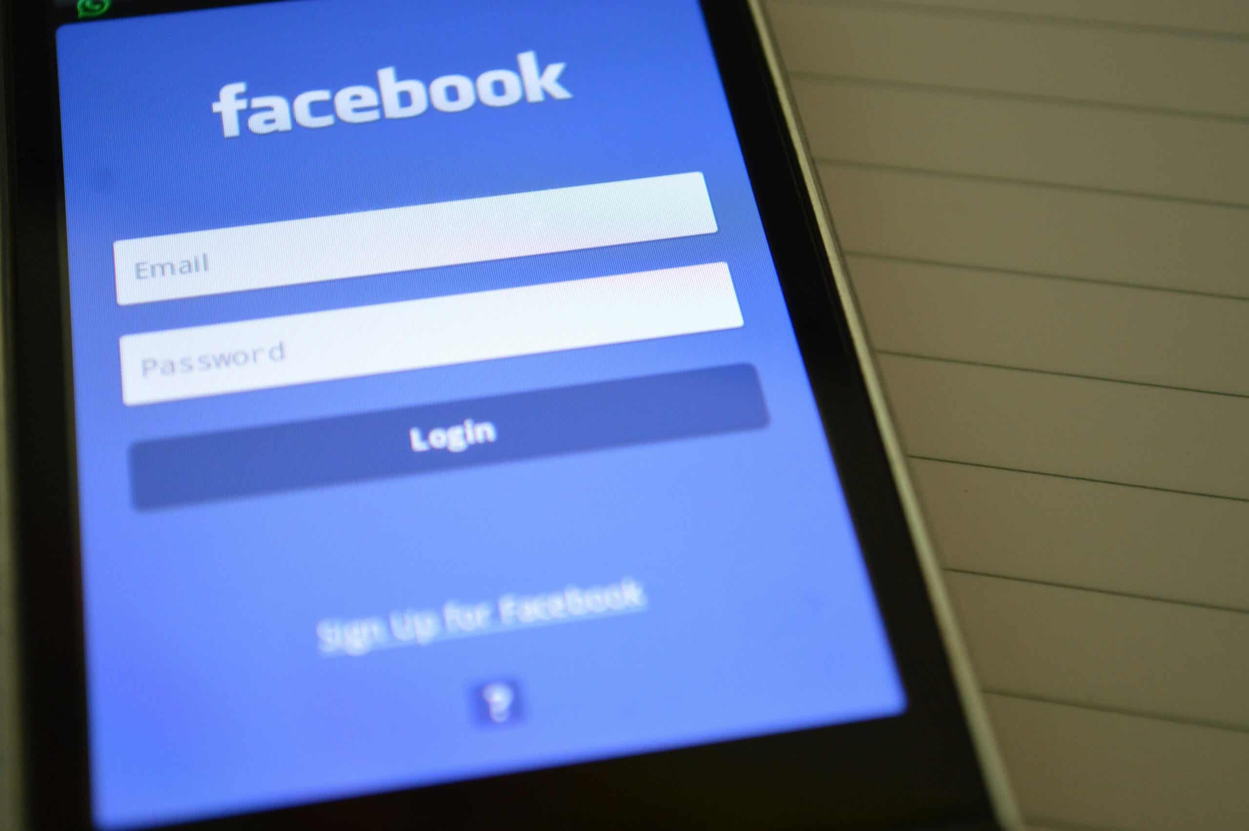 Facebook登入畫面，展示社群媒體外勞資訊與國際人力資源平台。.