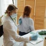 專業醫護人員為外籍勞工進行健康檢查，促進跨國人力資源管理與醫療合作。.