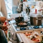 廚房烹飪場景，家庭在用餐準備，展現溫馨烹飪氛圍，適合外勞服務、烹飪技能提升。.