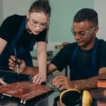 精通電路板焊接的多國技術工人共同合作，展現21世紀全球外勞集團專業實力。.