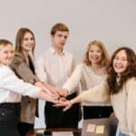 專業外勞團隊合作合影，提高海外用工與人力資源解決方案 | 21世紀全球外勞集團.