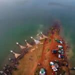 海邊漁村與捕魚船隻的空拍景觀，展現21世紀外勞集團在全球的合作與發展。.