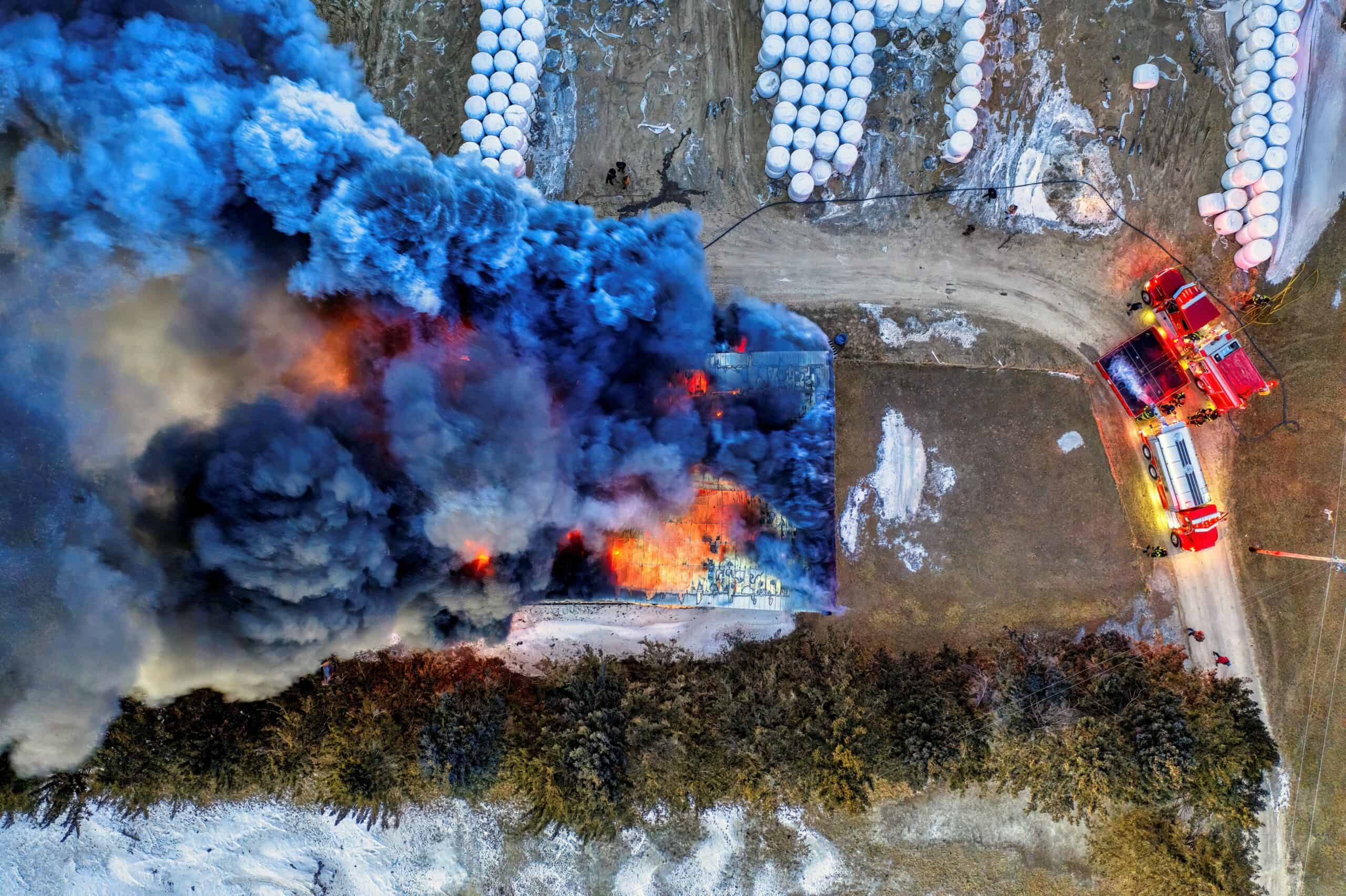 燃燒火災現場，消防車緊急滅火，展現專業外勞集團支援安全保障的重要性.