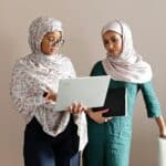 外勞集團合作討論,專業人員使用筆記型電腦進行跨國工作溝通.