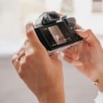 專業攝影師拍攝數碼相機，展現拍攝技巧與影像品質。.