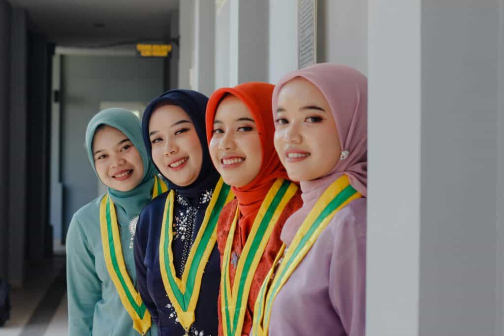 優秀外勞女性團隊穿著傳統服飾，展現專業形象与多元文化融合。.