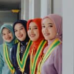 優秀外勞女性團隊穿著傳統服飾，展現專業形象与多元文化融合。.