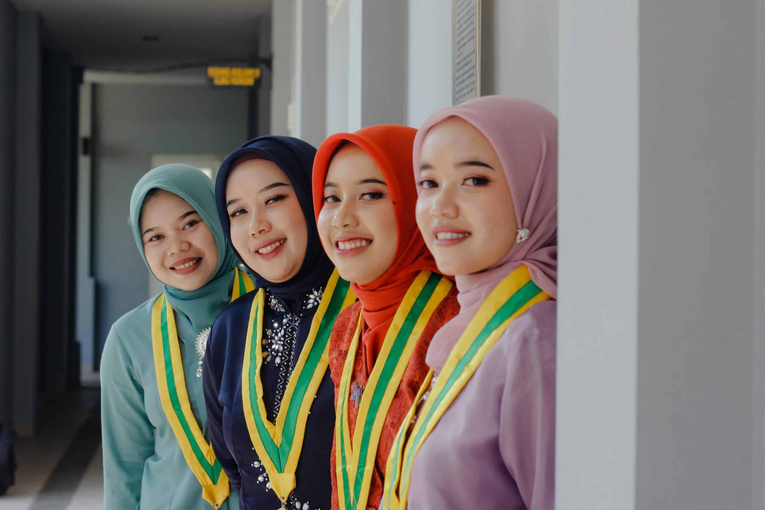 優秀外勞女性團隊穿著傳統服飾，展現專業形象与多元文化融合。.