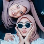 家庭團聚快樂合照，展現多元文化的和諧與友愛。.