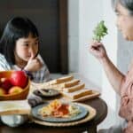 新住民家庭共享健康飲食親子時光，促進溝通與文化融合。.