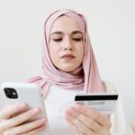 21世紀全球外勞集團, 女性持信用卡與手機, 輕鬆管理國際工作與外籍勞工。.