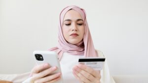 21世紀全球外勞集團, 女性持信用卡與手機, 輕鬆管理國際工作與外籍勞工。.