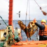 海上作業隊員在船上進行海洋設備維修與作業.