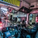 司機在巴士駕駛座內專心開車，展現專業的外勞管理與服務品質.