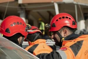 施工安全帽工人交流場景，體現21世紀全球外勞集團專業服務。.