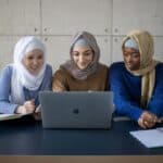 多元國際外勞團隊合作討論工作事項.