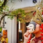 傳統舞蹈面具表演者，穿著華麗服飾，展示文化藝術魅力。.