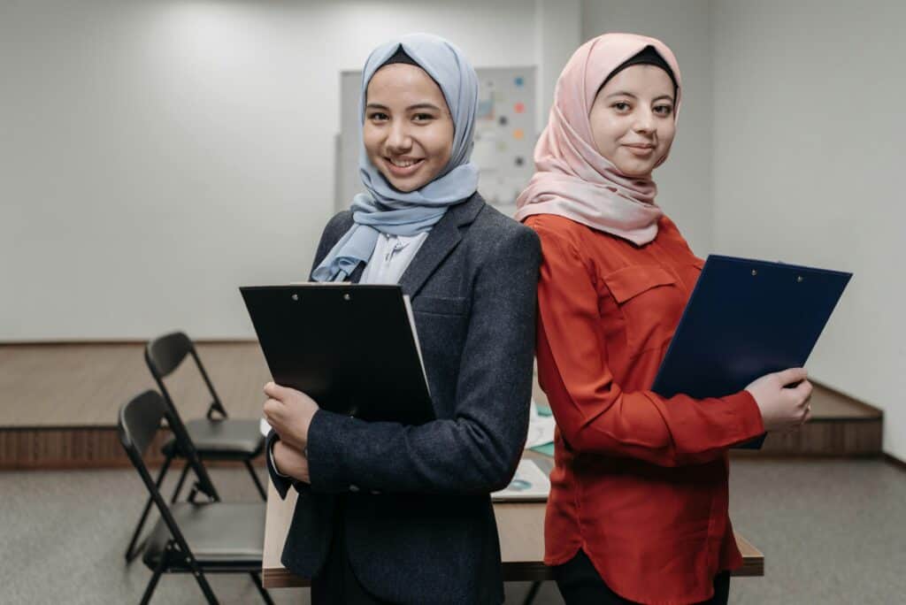 專業外勞招聘，兩位女性穿著正式服裝手持文件，展現21世紀全球外勞集團的專業形象.