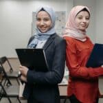 專業外勞招聘，兩位女性穿著正式服裝手持文件，展現21世紀全球外勞集團的專業形象.