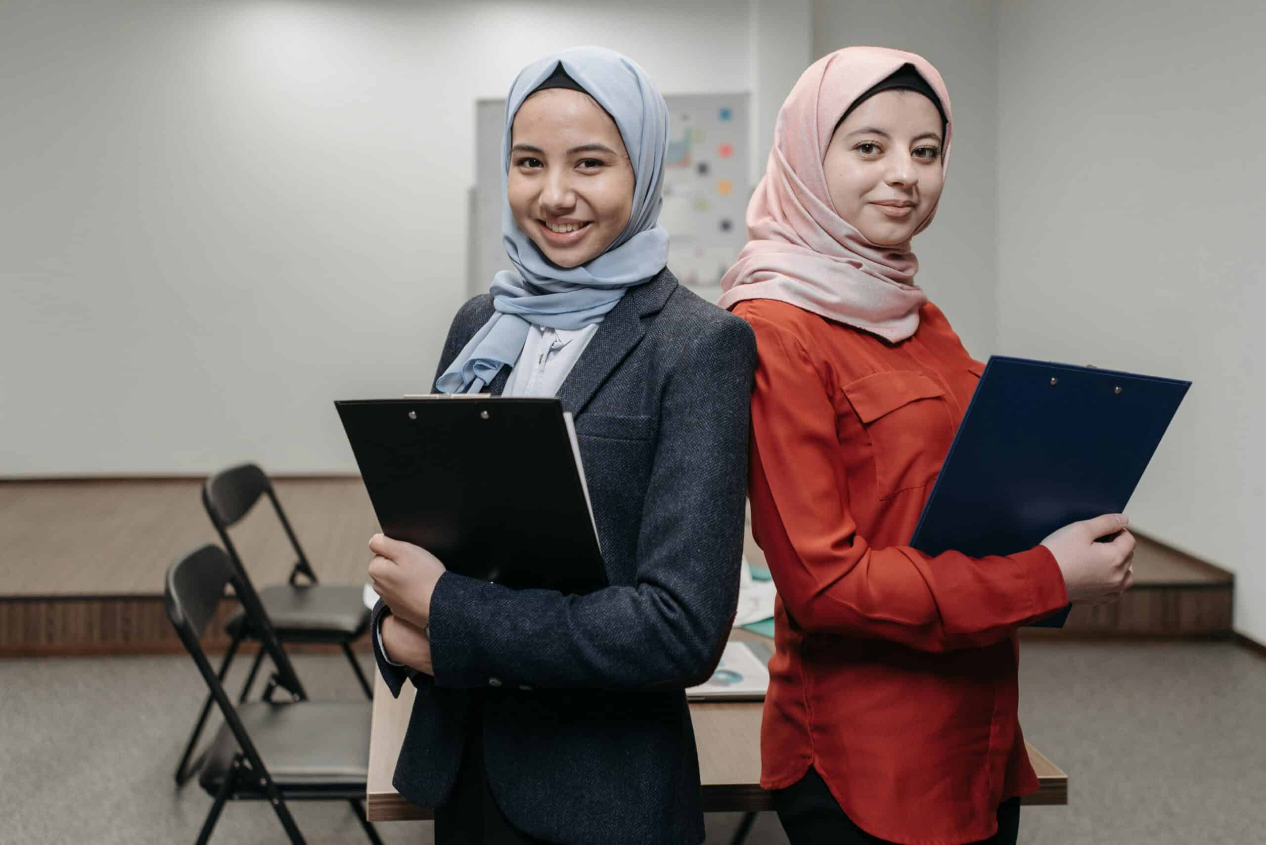 專業外勞招聘，兩位女性穿著正式服裝手持文件，展現21世紀全球外勞集團的專業形象.