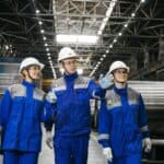 高雄外勞集團工人在工廠進行檢查與管理的場景,促進國際人力資源合作。.