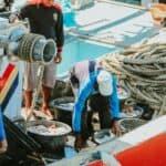 捕魚工人在海上作業，展示21世紀全球外勞集團的專業外勞服務 | 海上捕魚、外勞集團、國際人力資源.