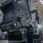 工業機械維修工程師在工廠內檢查大型機器設備.