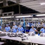 專業外勞在台灣工廠生產線操作，展現21世紀全球外勞集團的優質外籍勞工服務，符合外勞招聘與管理需求。.