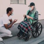 專業外勞陪伴交流場景，展現21世紀全球外勞集團提供多元外籍勞工服務與人才媒合的專業能力。.