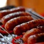 韓式烤肉香腸，鮮嫩多汁，炙烤至金黃，適合聚餐或家庭享用，展現台灣與韓國美食文化。.