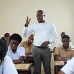 外國學生在課堂上學習，專注於提升技能，協助企業招募國際外勞，促進台灣與全球外勞市場的合作與發展，展現21世紀全球外勞集團專業形象。.