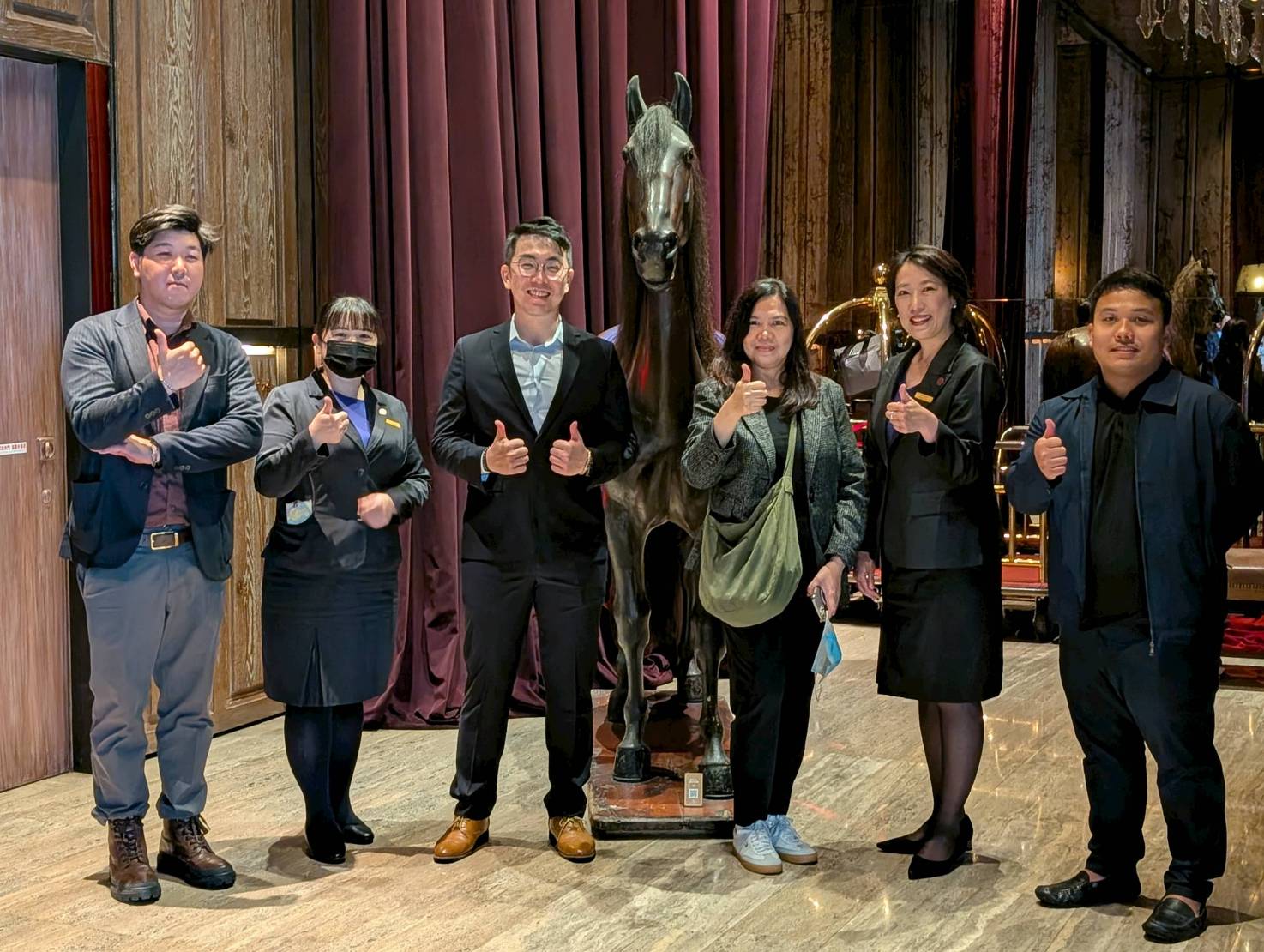 君品酒店實習生大廳合影