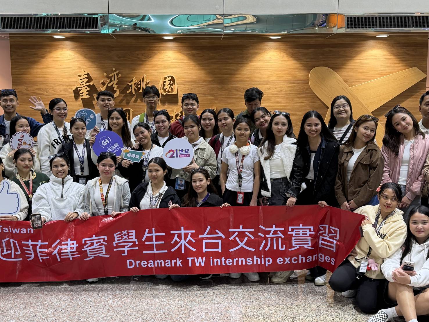 21世紀人力團隊與實習生合影