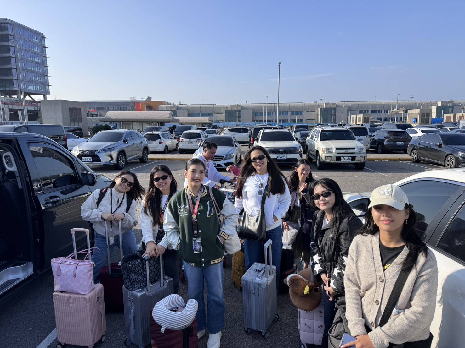 菲律賓實習生抵達桃園機場開心合照