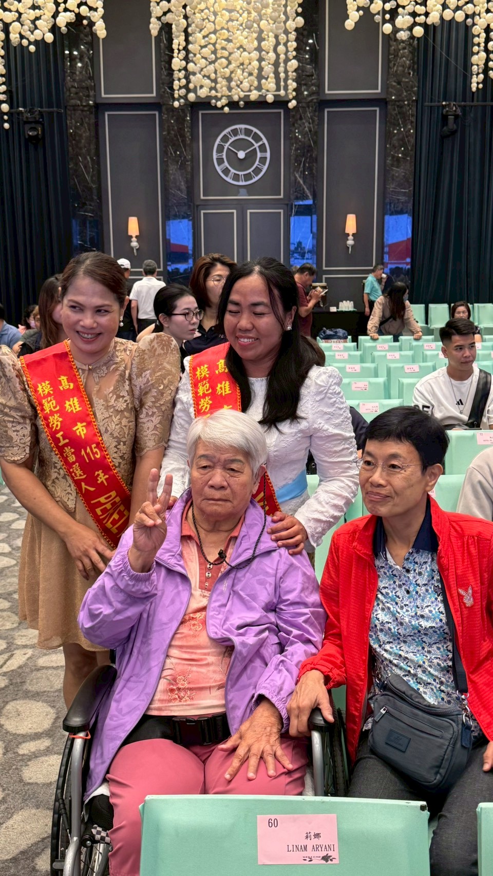 21世紀人力仲介優良外籍看護參與高雄市模範移工表揚活動合影
